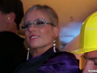 Hot et sexy maman clignote ses soldats en bring in b induce
