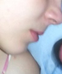 cums lelaki horny pada Gadis si rambut coklat yang indah ketika dia tidur