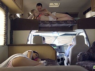 ایک جنگلی slutty لڑکی Katya Rodriguez کے ساتھ تصوراتی، بہترین بھاپ FFM threesome کے