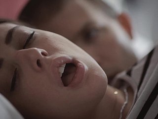 La bruna adolescente si sdraiava con il fratellastro nello stesso letto e non se ne pentiva