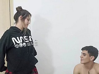 Cô gái của tôi về nhà muộn và tôi trừng phạt cô ấy với quan hệ tình dục khó khăn