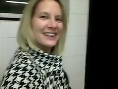 Она нашла Gloryhole вдоль шоссе (общественный туалет)