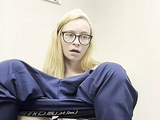 El coño de enfermería travieso juega a refrigerate milf rubia caliente y cachonda