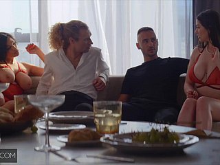 Das Abendessen der Freunde wurde nearly einen Gruppenfick mit dem Austausch von Ehemann