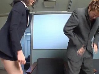 見事なアジアの秘書は上司の硬いコックを吹き飛ばします