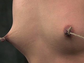 Bosom buddy si rambut coklat yang hancur membuat putingnya terikat dengan kakinya di bawah tekanan