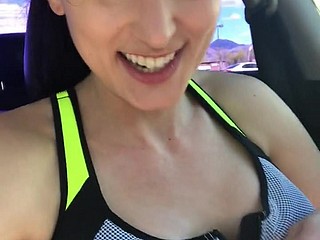 ジム痴女指駐車場で彼女の脂肪の猫
