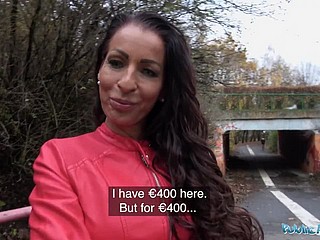 लोक एजेंट असली MILF नकदी के लिए fucks