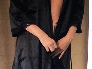 رقص عارية في عباءة سوداء