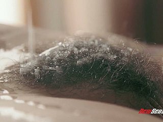 Dreamboat beauté Karlee gris est taquiné non seulement avec massage, mais aussi avec hot fuck