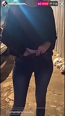NA RUA, GOSTOSA BATE UMA EM PÚBLICO EM LIVE DO INSTAGRAM, COM PEITOS DE FORA! BUZINARAM AO VER! - Melina Bloom